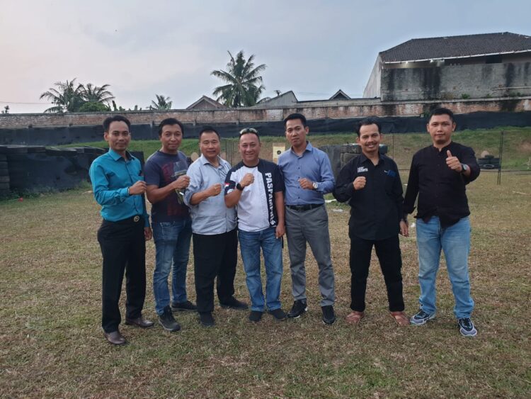 Jelang Open Turnamen, Pengurus SMSI Lampung Latihan Menembak