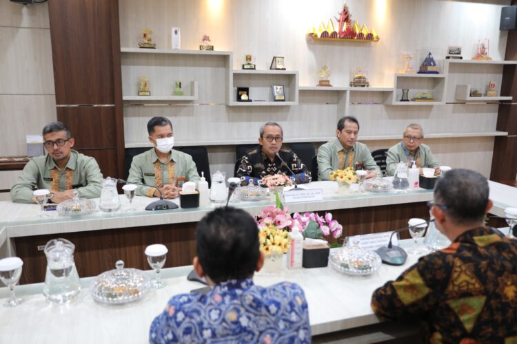 Sekdaprov Lampung Serahkan LKPD Tahun 2023 Ke Kepala BPK Perwakilan Lampung 