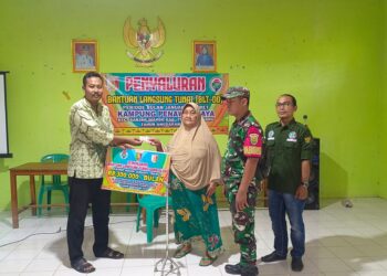 Agung Setiawan Kakam Penawar Jaya Bagikan BLT-DD Terhadap 22 KPM