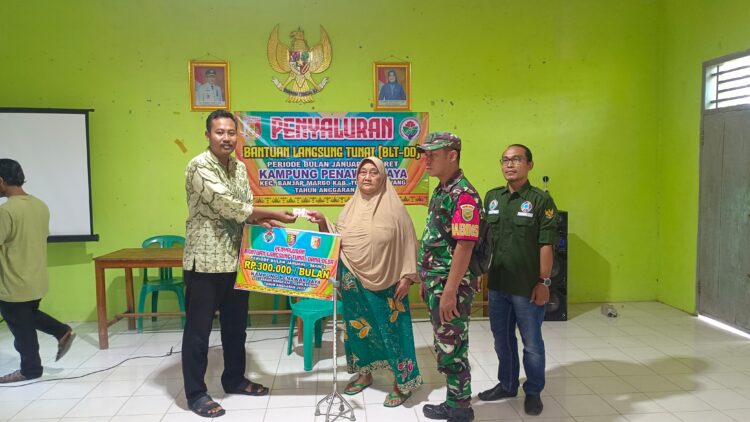 Agung Setiawan Kakam Penawar Jaya Bagikan BLT-DD Terhadap 22 KPM