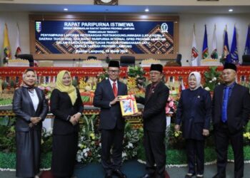 Sekdaprov Serahkan LKPJ Kepala Daerah Provinsi Lampung 2023 ke DPRD