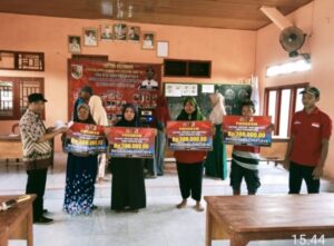 Dokumentasi juru tulis kampung saat membagikan BLT-DD