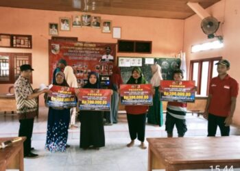 Dokumentasi juru tulis kampung saat membagikan BLT-DD