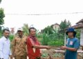 Tingkatkan Ekonomi Masyarakat ! Tiyuh Indraloka Jaya Bagikan bibit ikan dan sayuran
