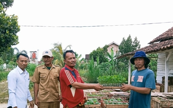 Tingkatkan Ekonomi Masyarakat ! Tiyuh Indraloka Jaya Bagikan bibit ikan dan sayuran