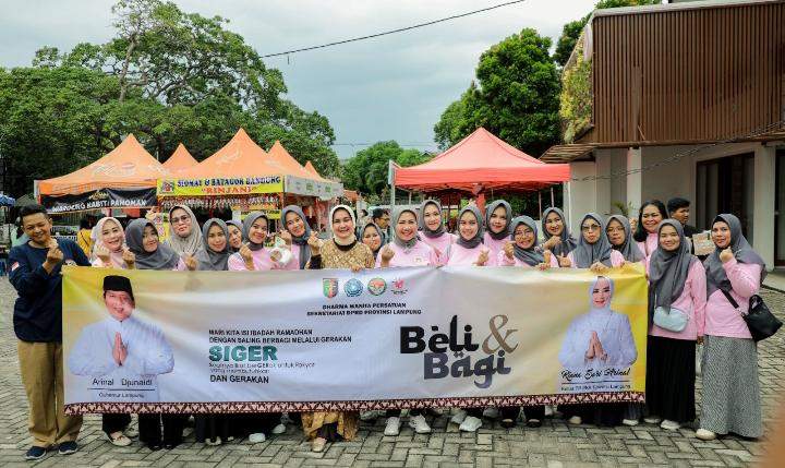 Riana Sari Arinal Bersama DWP Sekretariat DPRD dan Biro Perekonomian Provinsi Lampung Gelar Gerakan Beli dan Bagi