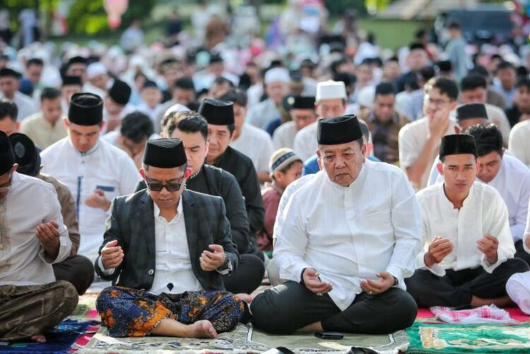 Gubernur Arinal Bersama Keluarga dan Forkopimda Shalat Idul Fitri 1445 H di Lapangan Korem 043 Garuda Hitam