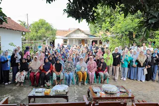 Ketua PKK Bersama Dharma Wanita Persatuan Pemprov Lampung Berikan Bantuan Program Siger ke Warga Sumur Batu Bandar Lampung