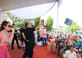 Gebyar Posyandu Gubernur Arinal dan Ibu Riana Senam Bersama Ribuan Masyarakat Pringsewu