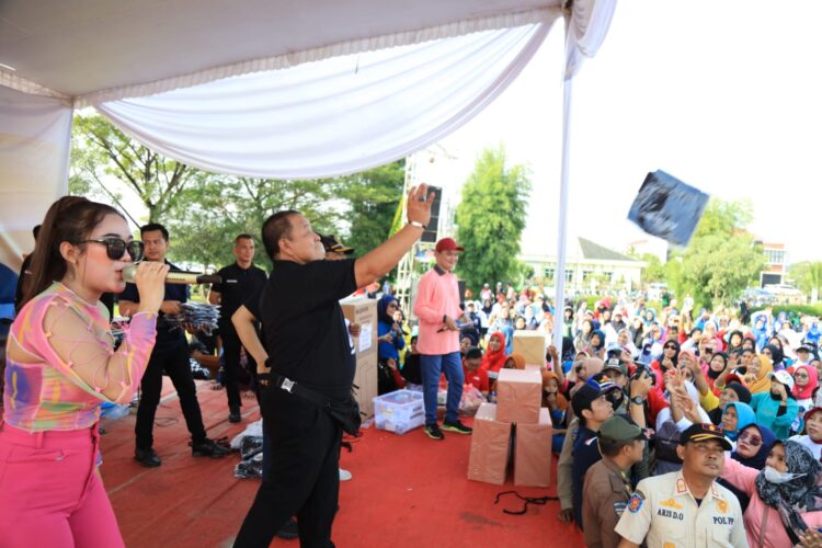 Gebyar Posyandu Gubernur Arinal dan Ibu Riana Senam Bersama Ribuan Masyarakat Pringsewu