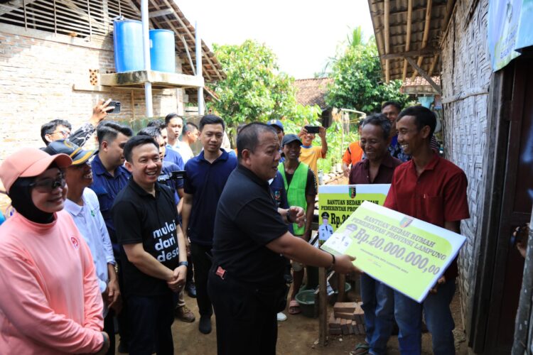 Gubernur Arinal Dialog Interaktif dengan Petani di Desa Klaten Pringsewu Riana Beri Bantuan Sembako dan Bedah Rumah