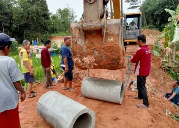 Iskandar Kepala kampung Bujuk Agung tinjau pembukaan jalan usaha tani