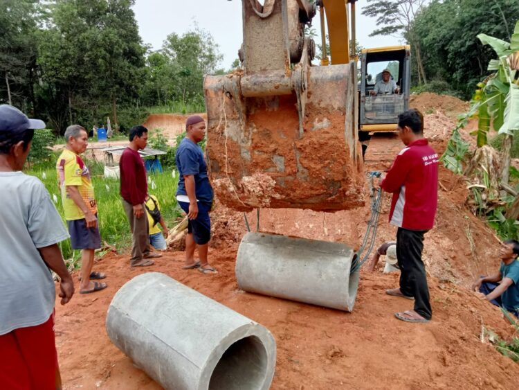 Iskandar Kepala kampung Bujuk Agung tinjau pembukaan jalan usaha tani