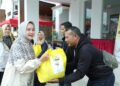 Riana Sari Arinal bersama DWP BPSDM dan Disperkim Cipta Karya Provinsi Lampung Gelar Gerakan Beli dan Bagi