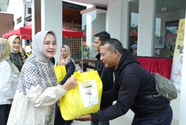Riana Sari Arinal bersama DWP BPSDM dan Disperkim Cipta Karya Provinsi Lampung Gelar Gerakan Beli dan Bagi