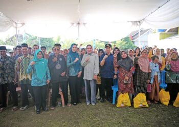 Wujudkan Janji Kerja Gubernur Arinal, Riana Sari Arinal Berikan Bantuan Sembako dan Alat Steam ke Warga Gadingrejo