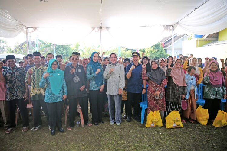 Wujudkan Janji Kerja Gubernur Arinal, Riana Sari Arinal Berikan Bantuan Sembako dan Alat Steam ke Warga Gadingrejo