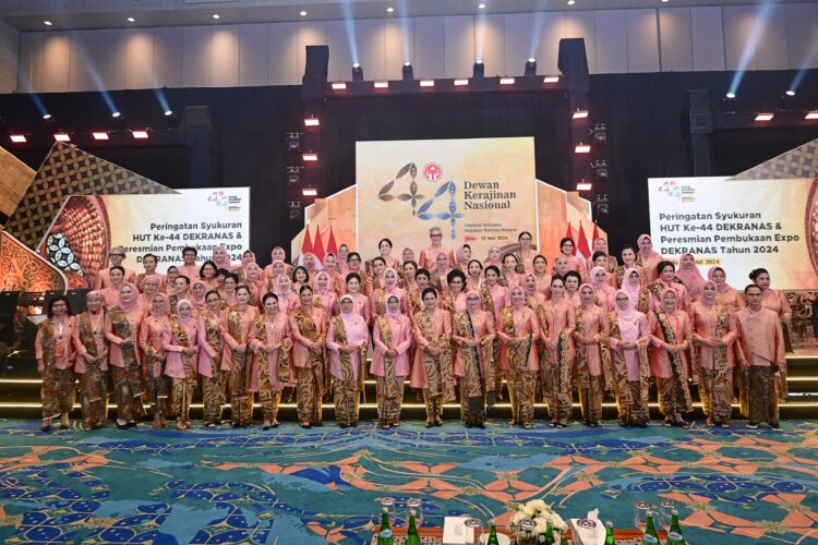 Membanggakan Momentum HUT Dekranas, Ibu Negara Iriana dan Para Ibu Oase-KIM Kenakan Kebaya Disulam Dengan Benang Tapis