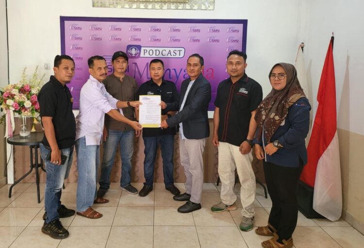 Eko Wahyuntoro Terima SK SMSI Lampung Timur