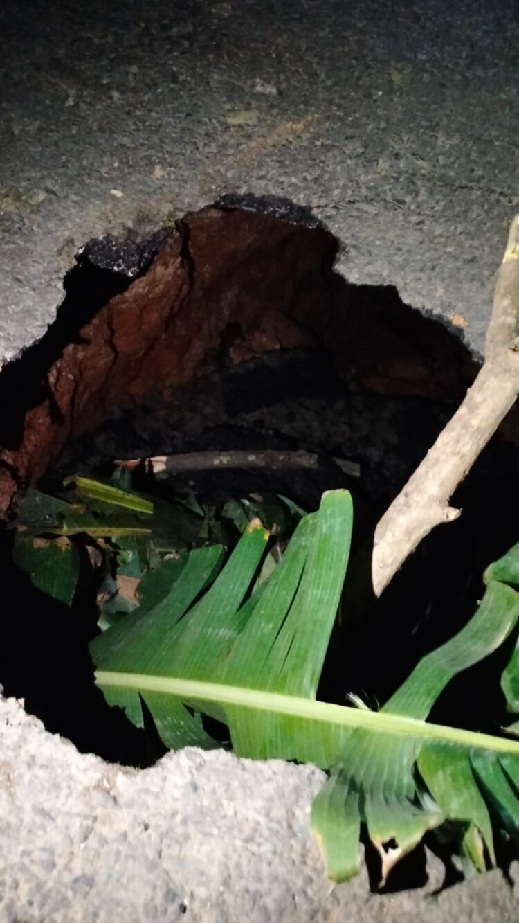 Ada jalan berlubang kedalaman 2Meter, Pengemudi diharapkan berhati-hati melalui jalan Lintas Sumatera