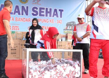 Pj. Gubernur Samsudin Bersama Walikota Eva Dwiana Lepas Peserta Jalan Sehat HUT Kota Bandar Lampung ke-342