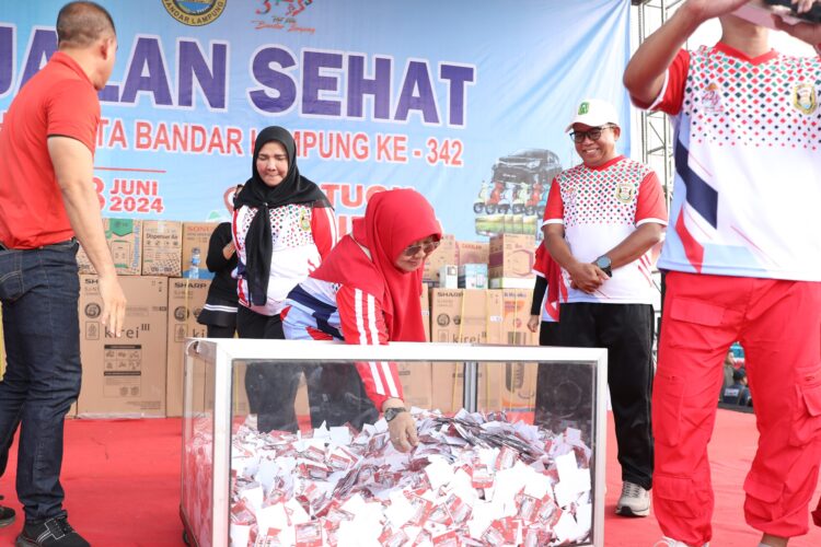 Pj. Gubernur Samsudin Bersama Walikota Eva Dwiana Lepas Peserta Jalan Sehat HUT Kota Bandar Lampung ke-342