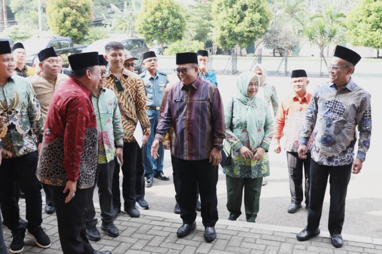 Pj. Gubernur Samsudin Sambut Kedatangan Jemaah Haji Kloter Pertama di Asrama Haji Provinsi Lampung