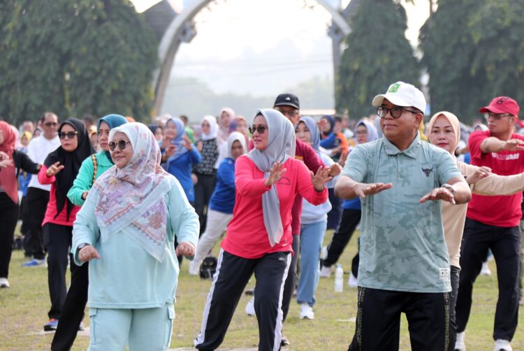 Hari Pertama Berdinas, Pj. Gubernur Samsudin dan Istri Senam Bersama Pegawai Pemprov Lampung