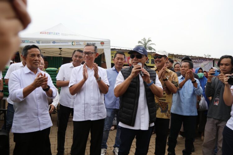 Plh. Gubernur Lampung Dampingi Menteri Perdagangan Pantau Harga dan Pasokan Bahan Kebutuhan Pokok di Pasar Natar