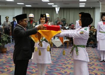 Pj. Gubernur Samsudin Kukuhkan 33 Anggota Paskibraka Hasil Seleksi Seluruh Siswa SMA/SMK Se-Provinsi Lampung