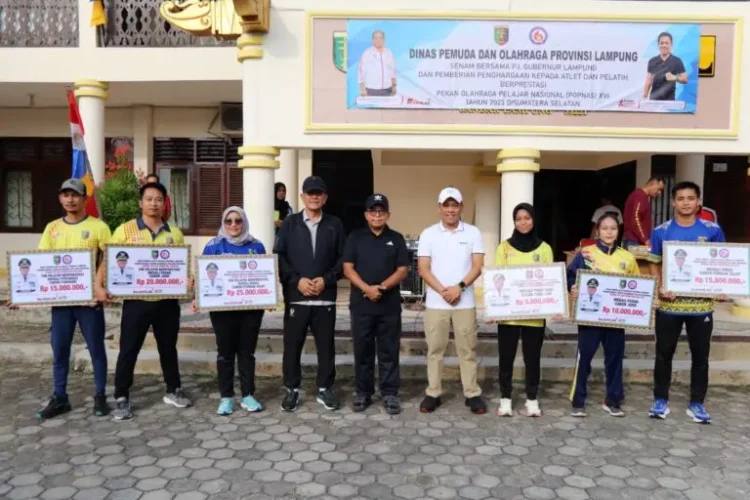 Pj. Gubernur Samsudin Beri Penghargaan kepada Atlet dan Pelatih Berprestasi Peraih Medali Popnas XVI