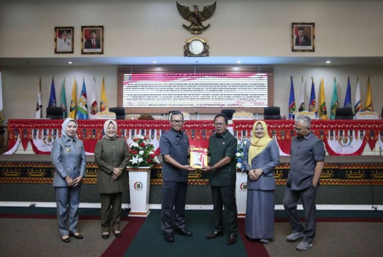 Sekdaprov Fahrizal Serahkan Dokumen Rancangan Perubahan KUA dan PPAS Tahun 2024