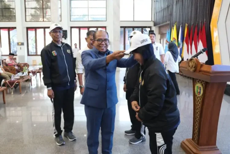 Pj. Gubernur Samsudin Lepas Kontingen PWI Lampung Mengikuti Porwanas XIV di Kalimantan Selatan