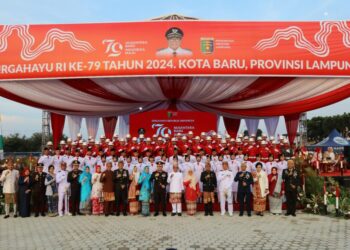 Upacara Penurunan Bendera HUT RI ke- 79 di Kota Baru Pemprov Lampung Berlangsung Khidmat dan Dapat Antusiasme Masyarakat Sekitar