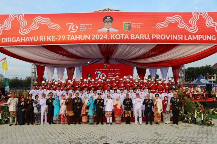 Upacara Penurunan Bendera HUT RI ke- 79 di Kota Baru Pemprov Lampung Berlangsung Khidmat dan Dapat Antusiasme Masyarakat Sekitar