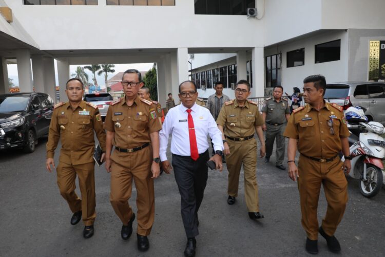 Pj. Gubernur Samsudin Didampingi Sekdaprov Fahrizal dan Jajaran Pejabat Tinggi Pratama Kunjungi DPRD Lampung