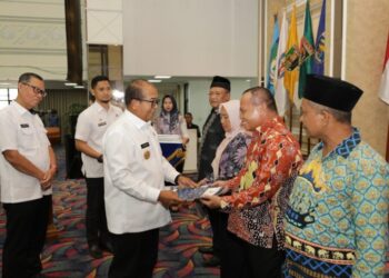 Pj. Gubernur Samsudin Serahkan Tali Asih kepada ASN Pemprov Lampung yang Memasuki Masa Purnabakti 