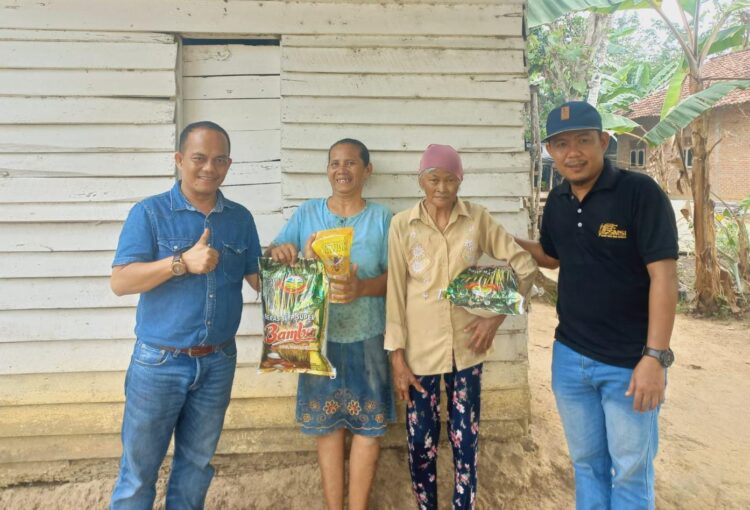 SMSI Tulangbawang bagikan paket sembako kepada 144 warga di Kecamatan Banjar agung dan Kecamatan Banjar margo