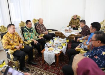 Pj. Gubernur Lampung Serahkan SK Perpanjangan Masa Jabatan Pj. Bupati Tanggamus