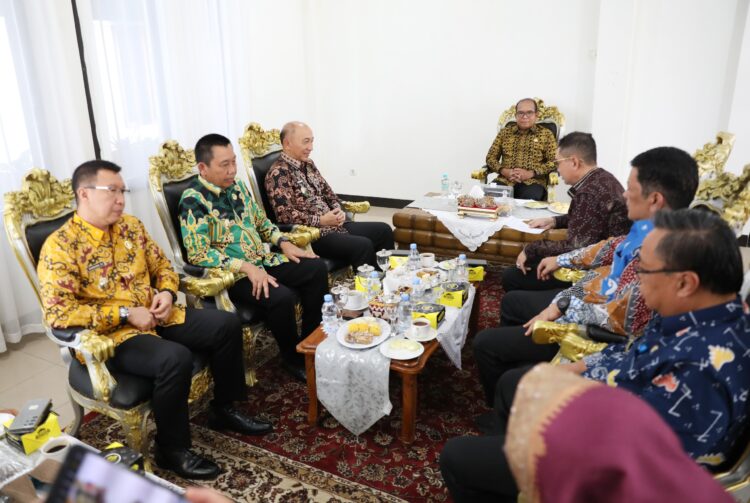 Pj. Gubernur Lampung Serahkan SK Perpanjangan Masa Jabatan Pj. Bupati Tanggamus