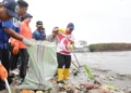 Pj. Gubernur Samsudin Bersama Masyarakat Lakukan Aksi Bersih-Bersih Pantai