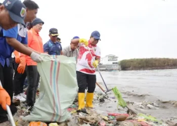 Pj. Gubernur Samsudin Bersama Masyarakat Lakukan Aksi Bersih-Bersih Pantai