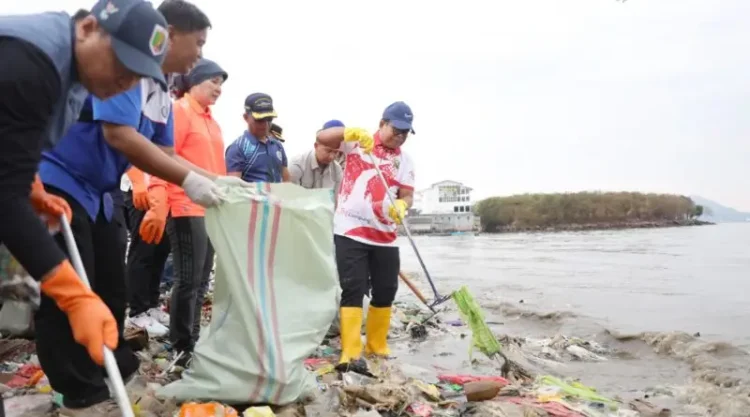 Pj. Gubernur Samsudin Bersama Masyarakat Lakukan Aksi Bersih-Bersih Pantai