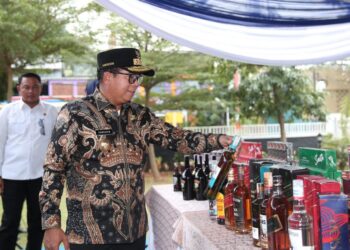 Pj. Gubernur Samsudin Hadiri Pemusnahan 28,5 juta batang rokok Ilegal dan 2 ribu liter miras Ilegal 