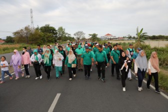 Hari Perhubungan Nasional 2024, Pj. Gubernur Samsudin dan Ibu Maidawati Jalan Sehat