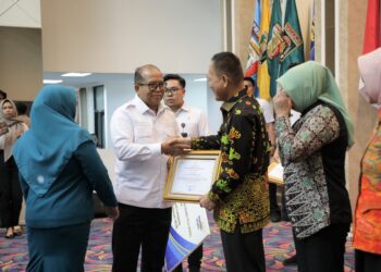 Pj. Gubernur Samsudin Serahkan Tali Asih, Piagam Penghargaan dan Santunan kepada ASN Lampung