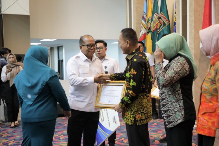 Pj. Gubernur Samsudin Serahkan Tali Asih, Piagam Penghargaan dan Santunan kepada ASN Lampung