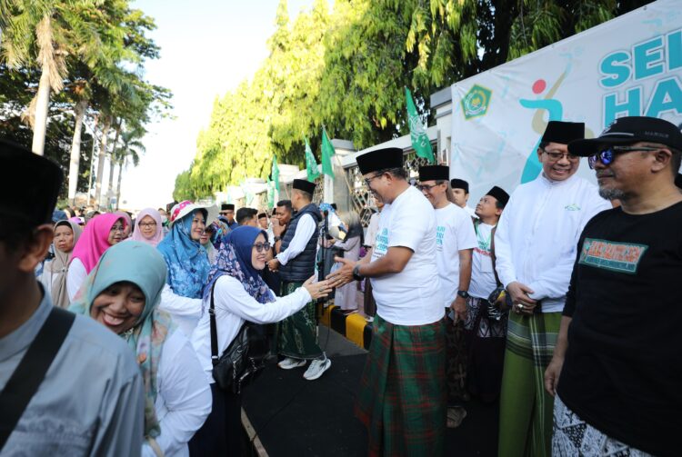 Pj. Gubernur Samsudin Lepas Jalan Sehat Sarungan Dalam Rangka Hari Santri 2024