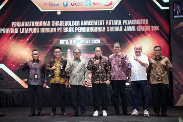 Pj. Gubernur Samsudin Tandatangani Shareholder Agreement antara Pemerintah Provinsi Lampung dengan PT. Bank Jatim di Kota Batu