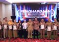 Pj. Sekdaprov Lampung Serahkan Piagam Penghargaan ke Daerah yang Berhasil Selesaikan Pengawasan Penyelenggaraan Pemerintahan Daerah Tahun 2023